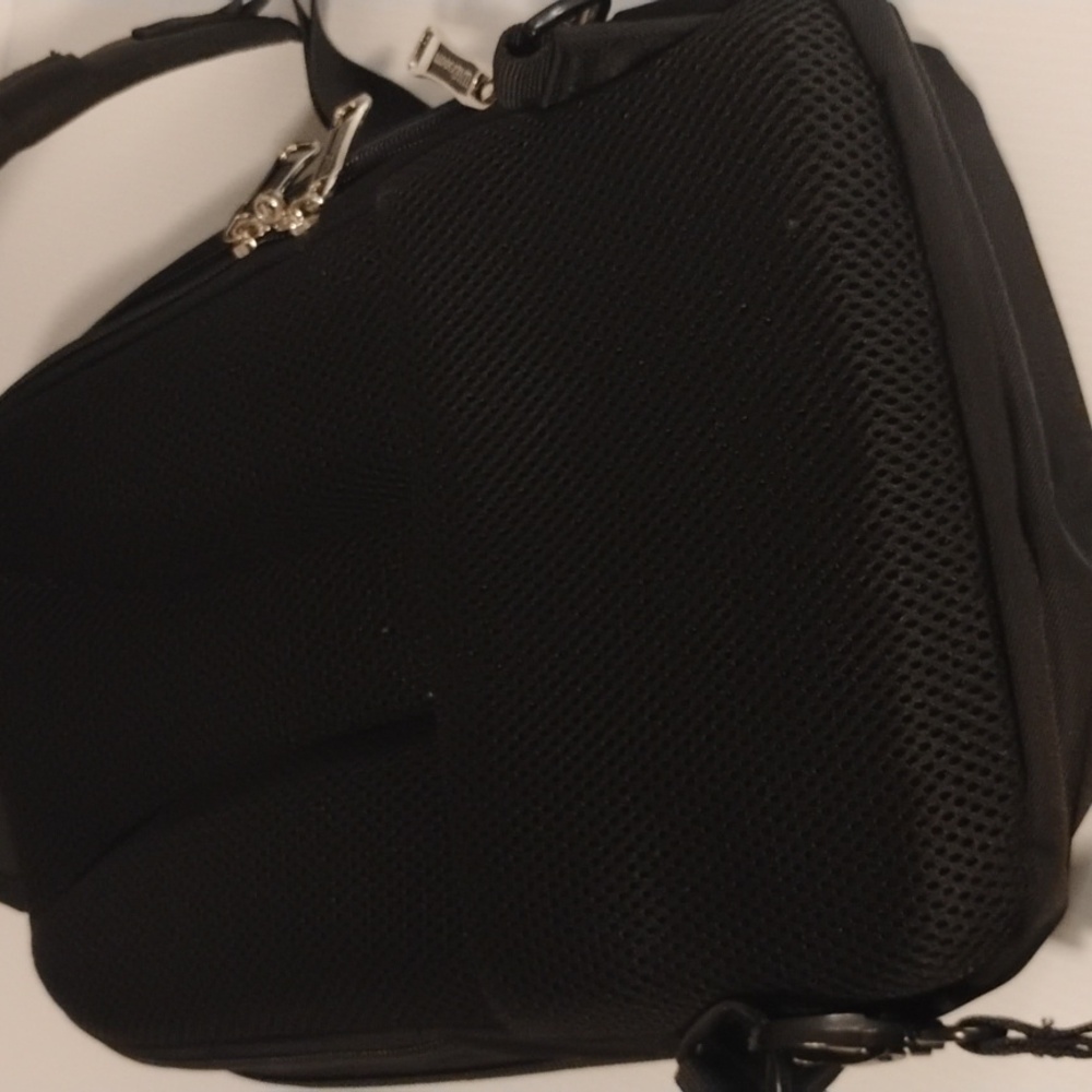 Wilson Anti-Theft Sling Bag Like New Condition - Picture 12 of 12